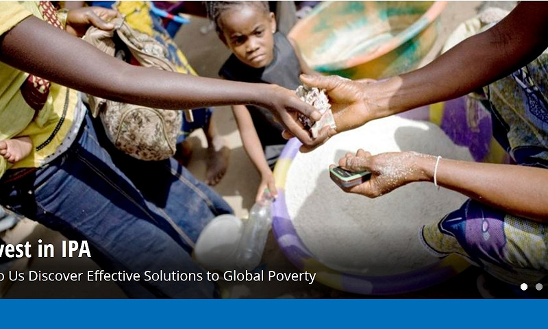 非營利組織「創新扶貧行動」(Innovations for Poverty Action)的執行董事杜福羅(Annie Duflo)等表示，2016年其實是人道歷史紀錄上最好的年度之一。   圖：翻拍自創新扶貧行動網站