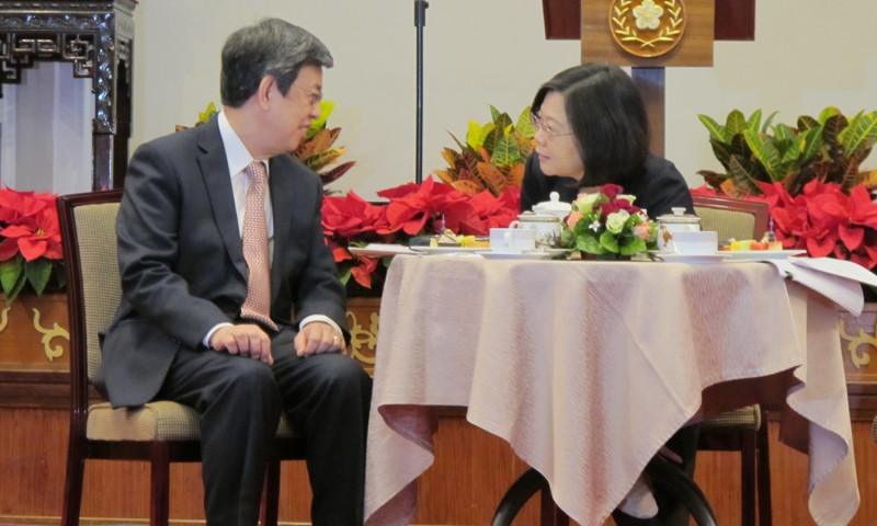 總統蔡英文、副總統陳建仁31日以跟媒體茶敘方式發表年終重大談話。   圖：林朝億/攝