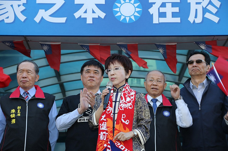 國民黨主席洪秀柱1日出席在中央黨部前舉行的升旗活動，並正式宣告，自106年開始，國民黨將與跟民進黨政府明確劃分界線，國民黨一切「for the people」。   圖：國民黨文傳會提供