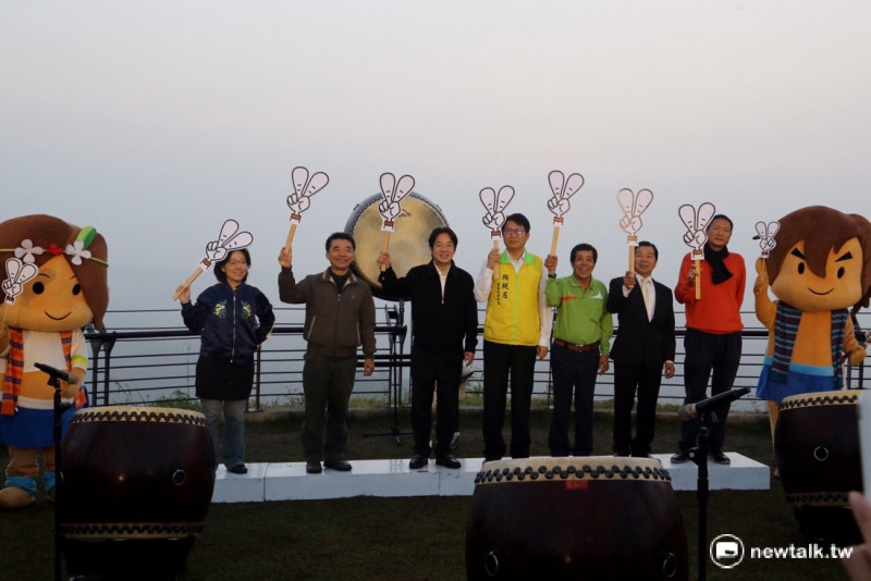 台南市長賴清德與在場民眾一起舉起「YAYA許願棒」，共同許下新年新希望。   圖：黃博郎攝