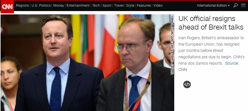 距離英國預定啟動脫離歐盟的程序只剩不到3個月，英國駐歐盟大使羅傑斯(右)據傳已經請辭。   圖：翻攝CNN網站