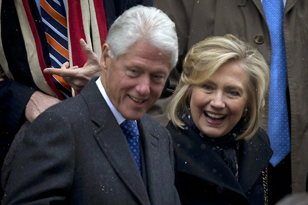 美國前總統柯林頓（左）將出席新任總統就職典禮，參選落敗的希拉蕊也決定一起亮相。   圖：達志影像/路透社資料照片