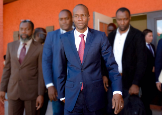 48歲的海地商人莫伊斯（中）獲得確認，當選海地新總統。   圖：翻攝莫伊斯推特