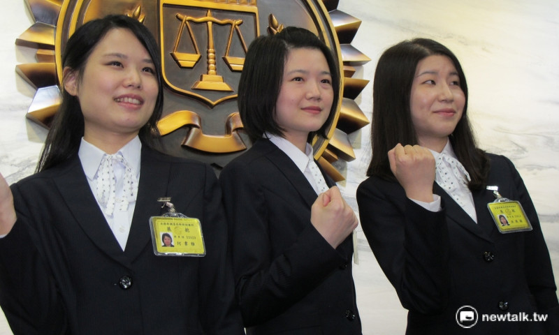調查局調查班第53期結業學員成績前3名都是女生，分別為洪琪穎、呂姵華、何書雅（由右至左）。   圖：林朝億/攝