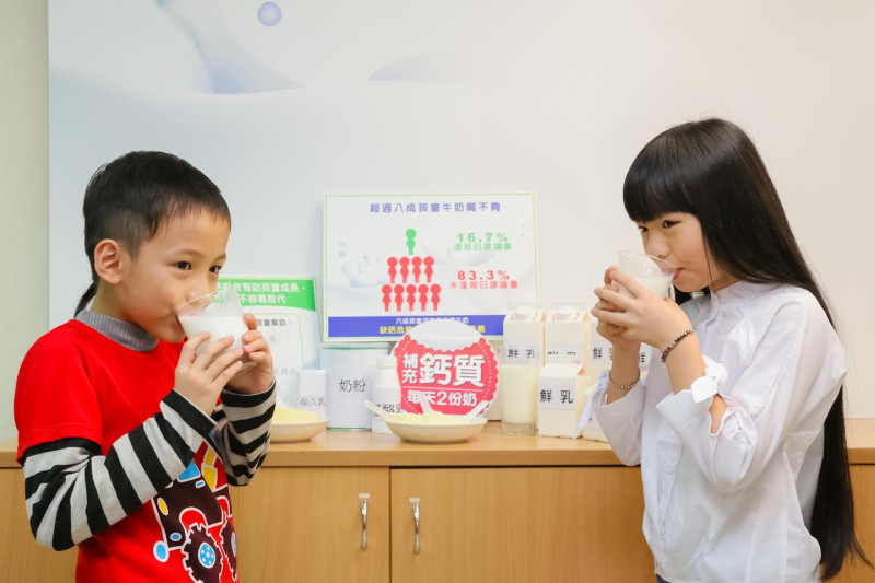 據董氏基金會於2016年11-12月間，針對全台北中南共415位國小五年級學童與其家長進行調查，發現約6成學童沒有天天喝牛奶。   圖：董氏基金會提供