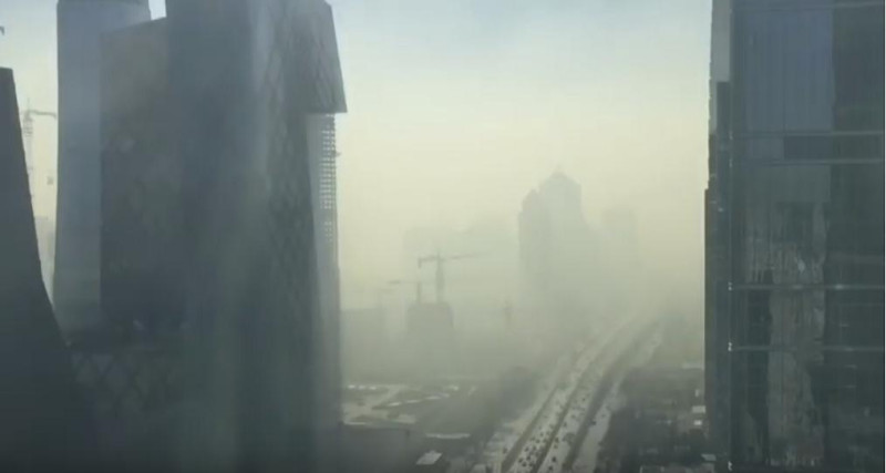 原本晴空萬里的北京，在短短20分鐘內遭黃褐色的霧霾吞噬。   圖：翻攝自youtube影片。