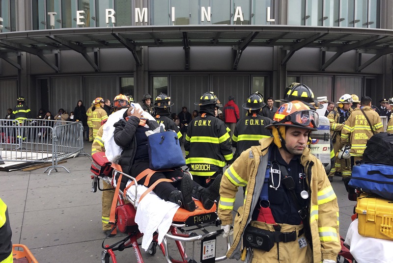 美國紐約4日上午一列長島鐵路（LIRR）火車意外出軌，造成至少30人受到輕傷，不少人割傷流血被擔架抬離現場，   圖：達志影像/美聯社