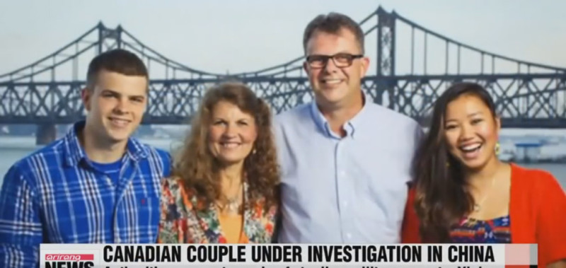 加拿大公民高凱文夫婦（右二、右三）在中國長期居住，未料被當成間諜逮捕，歷經2年的牢獄之災。   圖：翻攝You Tube/ARIRANG NEWS