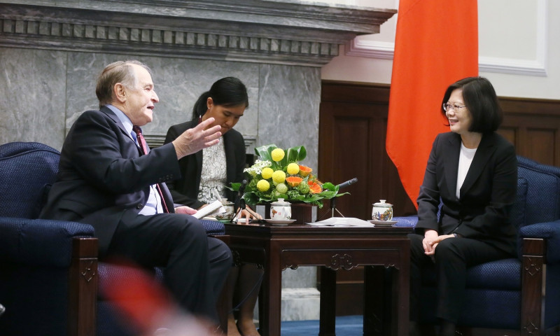 總統蔡英文5日接見外賓時表示，兩岸關係台灣不會走回對抗的老路。   圖：總統府提供