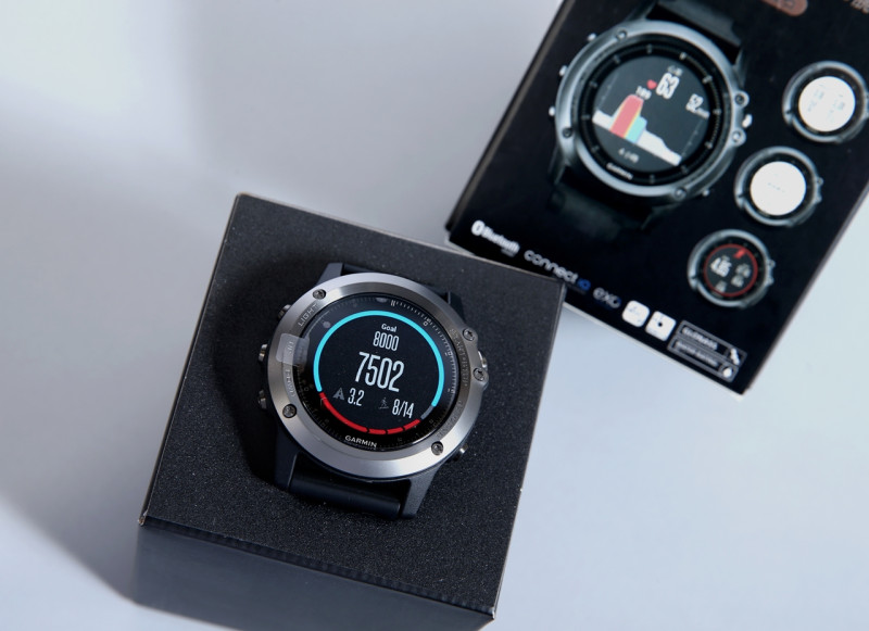 致贈宏都拉斯總統葉南德茲的紀念品為台灣廠商Garmin所製造的心率戶外GPS腕錶。   圖：總統府提供