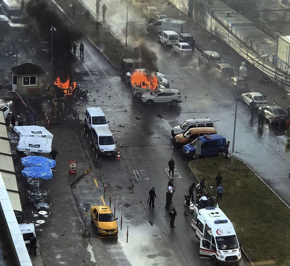 土耳其愛琴海大城伊茲米爾（Izmir）法院附近5日發生爆炸案，造成多人受傷，警方擊斃兩名攻擊者。   圖：達志影像/美聯社