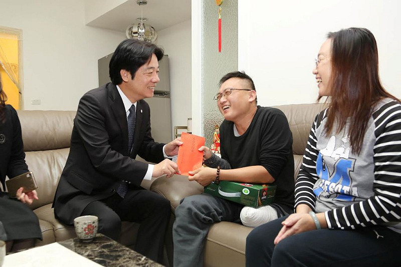 台南市長賴清德在過年前探視維冠大樓受災戶。   圖：台南市政府提供