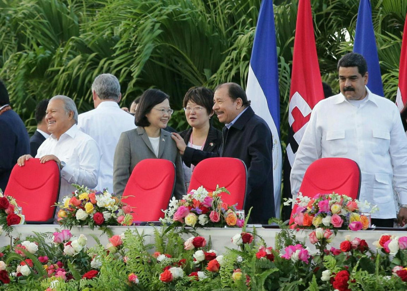總統蔡英文11日出席尼加拉瓜總統奧蒂嘉就職典禮，奧蒂嘉在典禮開始前向蔡英文拍肩致意。   圖：總統府提供