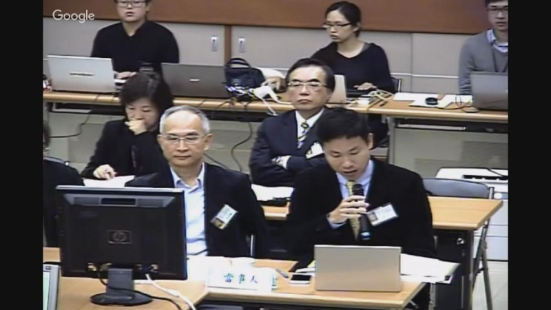 NCC決議，中嘉、台灣寬頻（TBC）及東森電視三大媒體交易案，近期之內必須個別召開公聽會。圖為亞太電信董事長呂芳銘（左前）出席12月30日聽證會情形。   圖：翻攝YouTube