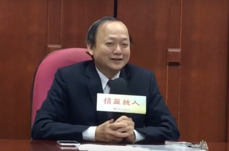 台灣血液基金會董事長葉金川，12日宣布辭去董事長一職，並聲稱是行政院施壓。   圖：翻攝直播畫面