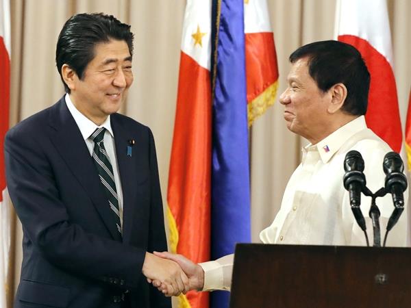 菲律賓總統杜特地與來訪的日本首相安倍晉三，12日在馬拉坎南宮見證了5項合作文件的簽署。   圖：中央社（共同社提供）