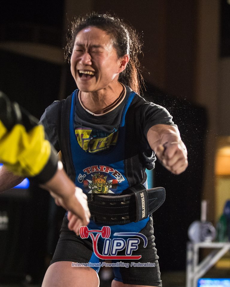 舉重好手陳葦綾在2016年11月的世界健力錦標賽，以蹲舉210公斤，打破世界紀錄。   圖：翻攝世界健力錦標賽臉書
