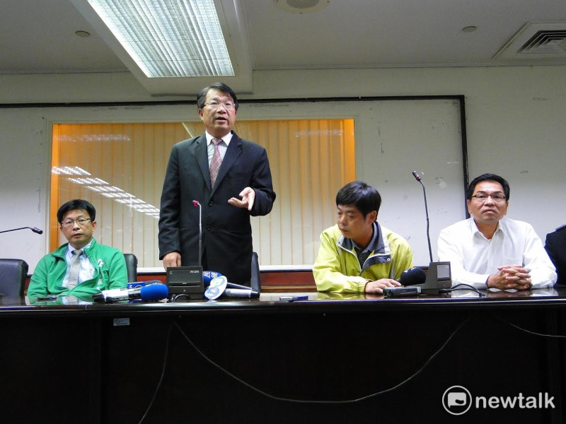 台南市副市長顏純左（左二）多年來在市政、黨政工作上全力輔佐台南市長賴清德。   圖：黃博郎/攝（資料照片）