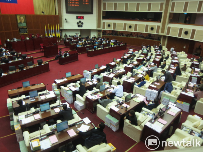 台北市議會9日晚間針對柯市府第二預備金等案進行表決。   圖：呂佳峻/攝