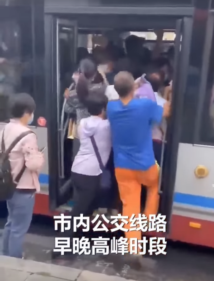 中國大連當局宣布大眾運輸減班，搭乘需配戴 N95 口罩，引起民怨。   圖：翻攝自YT