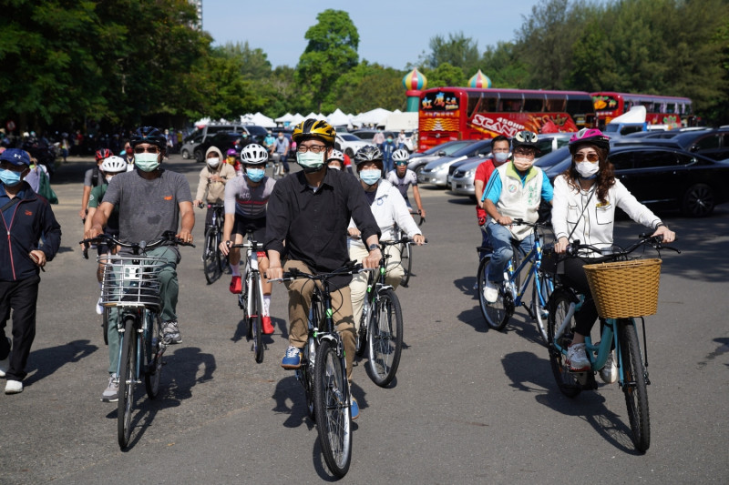陳其邁(中)騎自行車宣導綠色交通。   圖：高雄市環保局提供