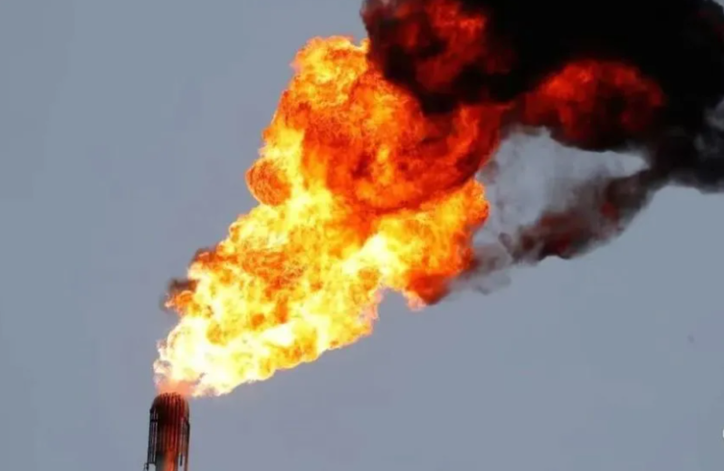 為反制裁西方國家，俄羅斯邊界的波爾托瓦亞天然氣站每日燃燒大量天然氣。   圖 : 翻攝自微博