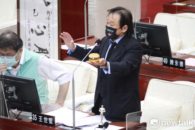 台北市議員王世堅另外多送了一顆「漢堡」要柯文哲深省。   圖：周煊惠 / 攝