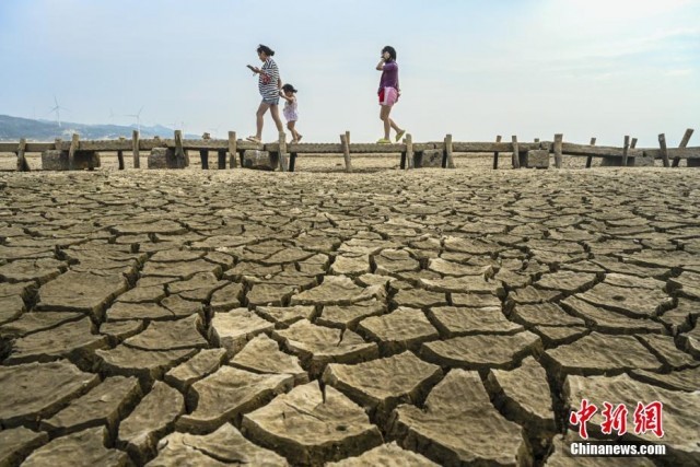 中國最大淡水湖「鄱陽湖」面臨嚴重乾旱，露出湖底的古橋「千眼橋」。   圖：翻攝自中新網