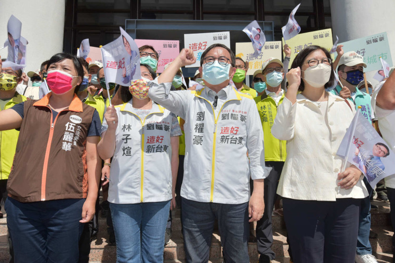 民進黨台東縣長參選人劉櫂豪（前中）30日完成參選登記，支持者高喊「造好新台東」、「劉櫂豪凍蒜」。   圖：劉櫂豪團隊提供