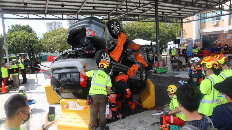 鑒於新北市幅員廣大、轄內道路眾多，面臨各種複雜的車禍型態，消防局成立德音快搜部隊-車禍救助專隊，藉由專業訓練以提高自身能力。   圖：新北市消防局提供