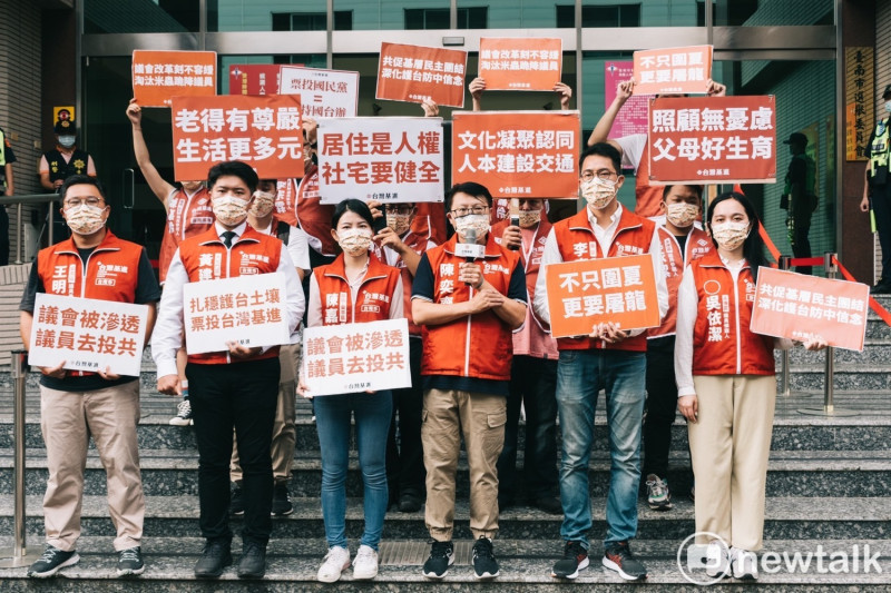 台灣基進台南市議員參選人在黨主席陳奕齊陪同下，前往台南市選舉委員會進行登記，正式宣告踏出議會革新第一步。   圖：黃博郎／攝