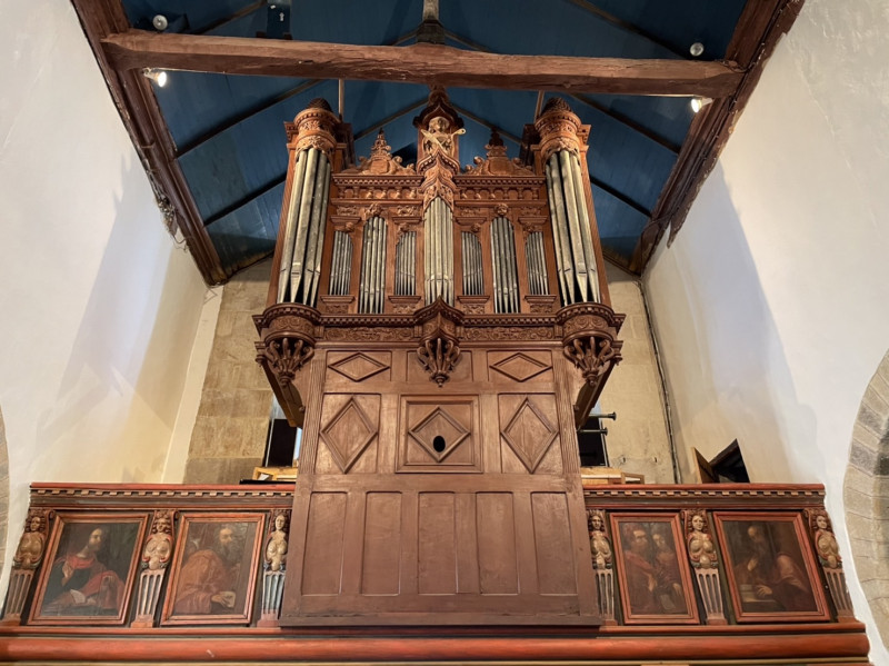管風琴家阮秀慈受邀於法國巡迴演出，首場於7月26在普盧讓（Ploujean）古老的11世紀教堂裡演奏17世紀法式的歷史管風琴。 圖：阮秀慈提供