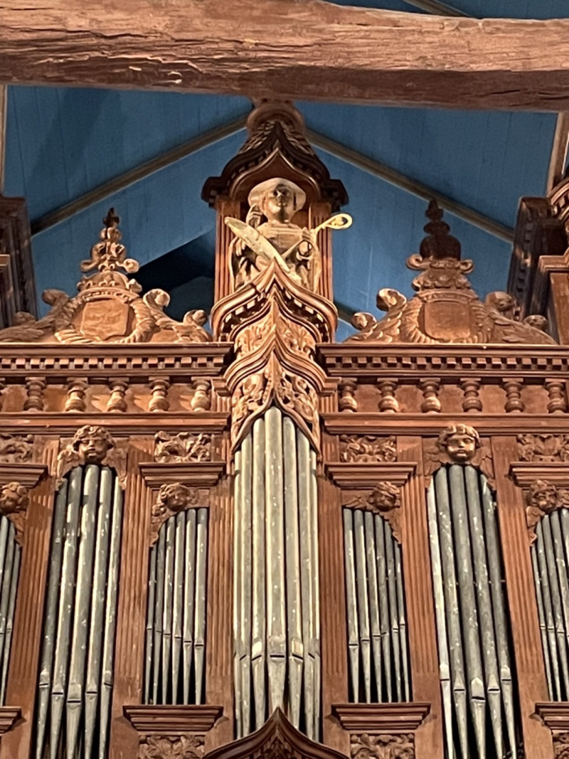 普盧讓教堂的管風琴，爲法國非常獨特的樂器並具有悠久歷史，它由英國管風琴製琴師Thomas Dallam 在來自當地的Michel Made的幫助下於 1677 年建造。   圖：阮秀慈提供