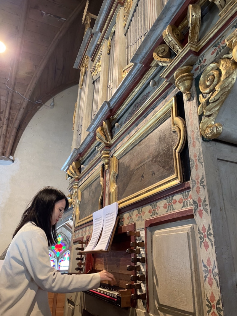 管風琴家阮秀慈受邀在法國巡迴演出，首場獨奏會於7月26日在普盧讓（Ploujean）11世紀古老普盧讓聖母院演奏17世紀法式的歷史管風琴。   圖：阮秀慈提供