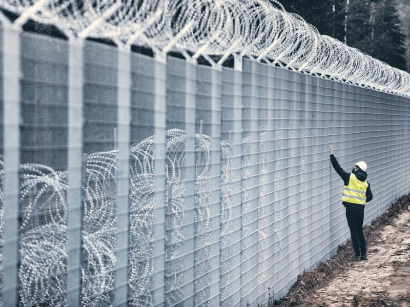 立陶宛長達508公里的移民牆接近完工，地上高度至少3公尺，採用鋼製柵欄加上蛇腹狀鐵絲網，不容易破壞，也能對抗大自然的侵蝕。   圖：翻攝自Agnė Bilotaitė臉書