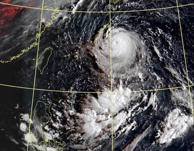 11號颱風「軒嵐諾」目前雲系擴大中。   圖：翻攝自鄭明典臉書