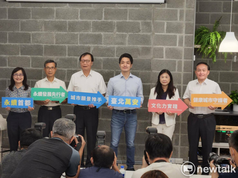 國民黨台北市長蔣萬安公布市政最高顧問團隊。   圖：黃建豪/攝