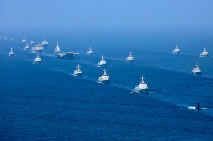 美國國防部公布的《中國軍力報告》指出，中國已將海軍規模增至370艘軍艦與潛艦，成爲世界最大的海軍。圖為中國海軍航母的大編隊戰鬥群。   圖 : 翻攝自環球網