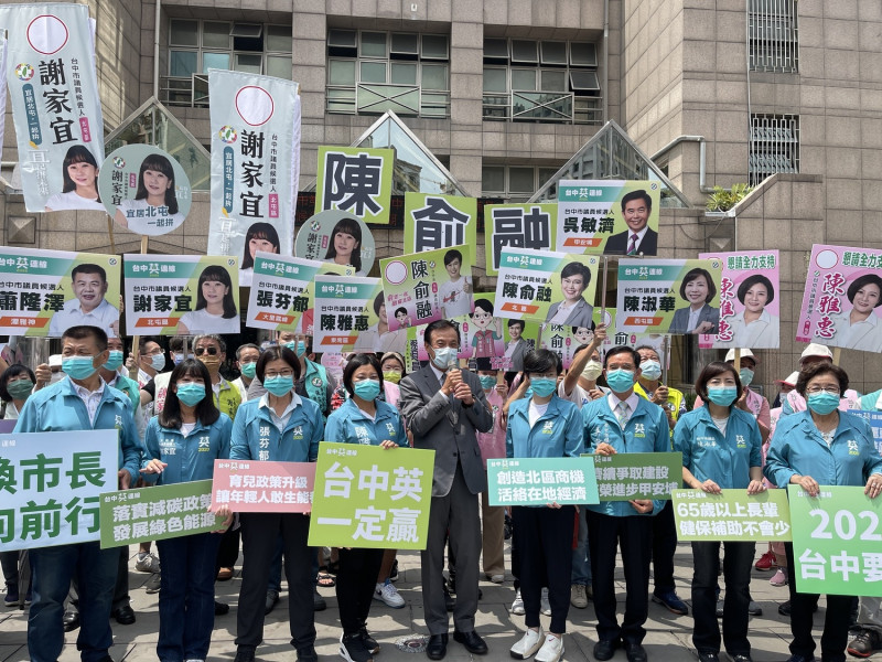 民進黨在台中市議會第三大派系「英系」7位市議員參選人今日由前立法院長蘇嘉全陪同辦理登記。   台中英/提供