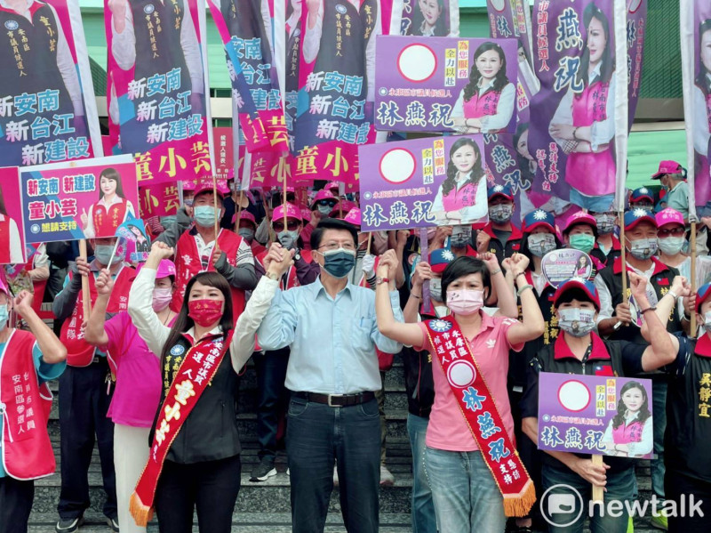 台南市永康區議員林燕祝選在父親過逝「對年」的這一天，在市長參選人謝龍介陪同下與安南區議員參選人童小芸一同赴選委會正式登記參選。   圖：黃博郎／攝