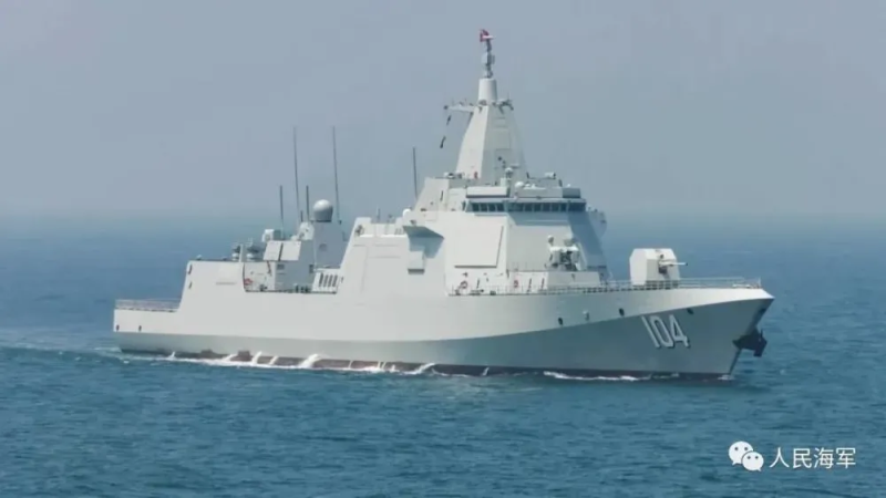 解放軍新型驅逐艦「無錫艦」日前奔赴某海域，開展海上實戰化訓練，重點圍繞主副炮射擊、防核生化襲擊、損害管制等科目開展專攻精練。   圖：擷自解放軍海軍官方微博「人民海軍」