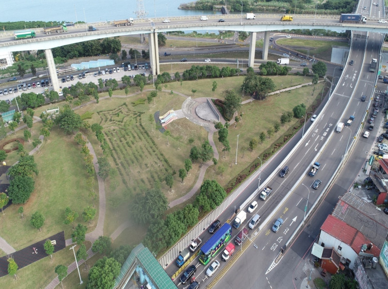 往來蘆洲和五股間的成蘆大橋空拍照。   圖：新北市工務局提供