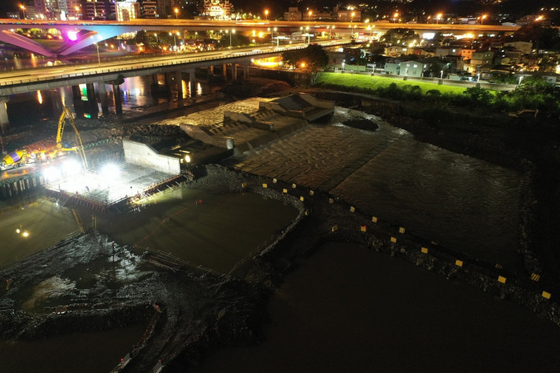 夜間趲趕堰體結構單元施工。   圖：新北市水利局提供
