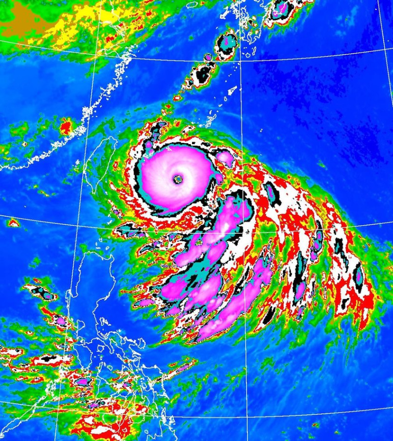 中央氣象局局長鄭明典1日上午在臉書證實，強烈颱風「軒嵐諾」已經合併另一個熱帶性低氣壓的雲系，11號颱風的雲系變得非常的寬廣。   圖：翻攝自鄭明典臉書