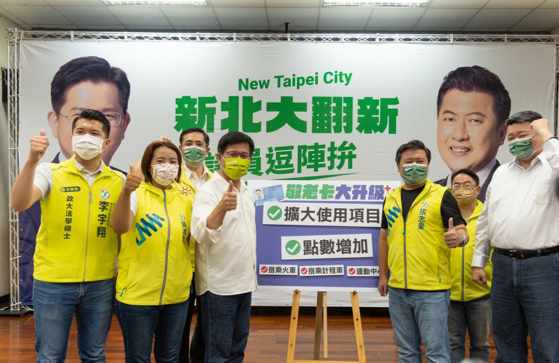 新北市議員張志豪昨(31)日晚間在中和區山北活動中心舉辦「新北大翻新 議員鬥陣拚」座談會中和壓軸場。   圖：張志豪辦公室提供