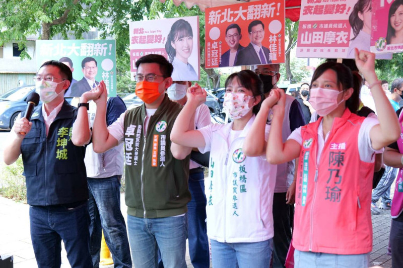 由新北市議員候選人陳乃瑜（新店大文山）、山田摩衣（板橋）、卓冠廷（土樹三鶯）共同組成的競選連線「新板土連線」，於昨(31)日上午在市議員李坤城陪同下，前往新北市選委會登記參選。   圖：陳乃瑜辦公室提供