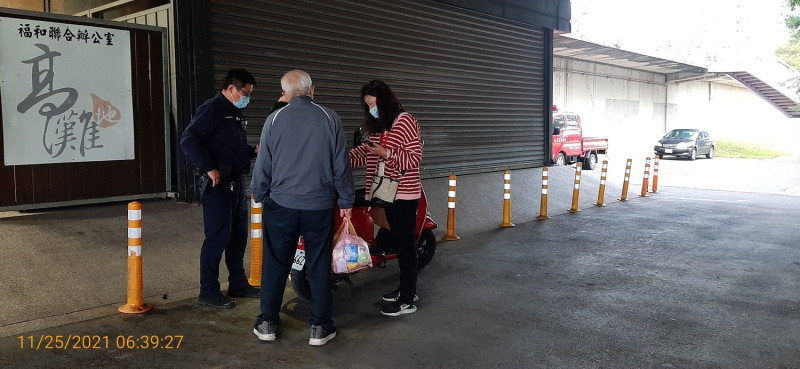 路人隨手丟棄家用垃圾，清潔隊及警察聯合開單。   圖：新北市水利局提供