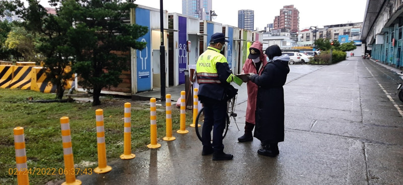 河濱常見單車騎士丟棄家用垃圾如遭取締將依法開罰。   圖：新北市水利局提供