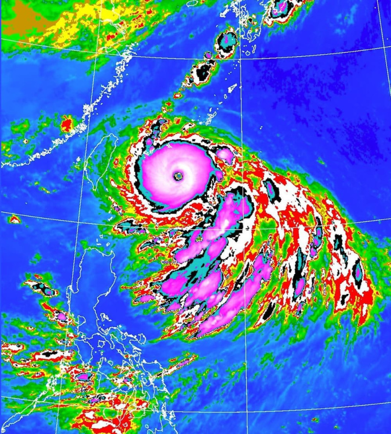 第11號強烈颱風「軒嵐諾」持續強化。   圖：翻攝自中央氣象局局長鄭明典臉書