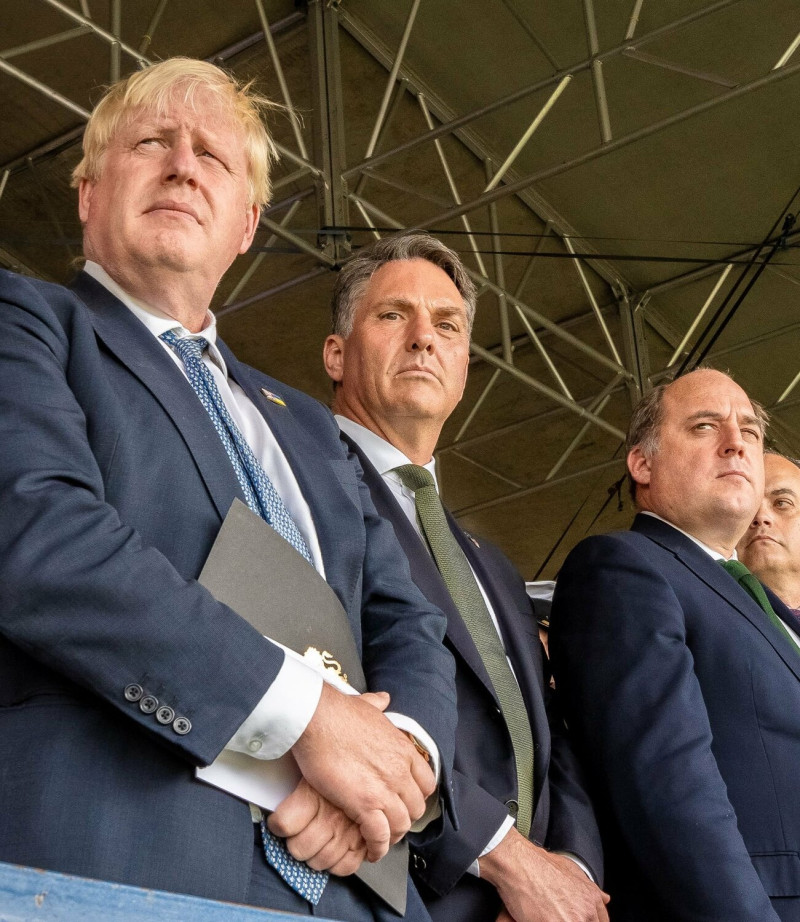 英國首相強生（Boris Johnson，左）、澳洲副總理兼國防部長馬爾斯（Richard Marles，中）與國防大臣華萊士（Ben Wallace，右）。   圖：翻攝自馬爾斯推特